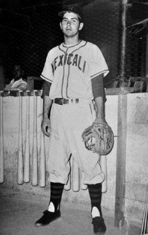 Foto en blanco y negro de una persona con un guante de béisbol  Descripción generada automáticamente