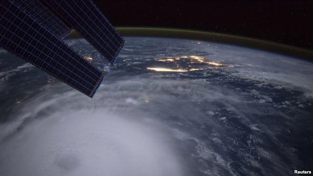 美国宇航员斯哥特·凯利从国际空间站拍摄的笼罩在巴哈马上空的华金飓风 （美国航天航空局）