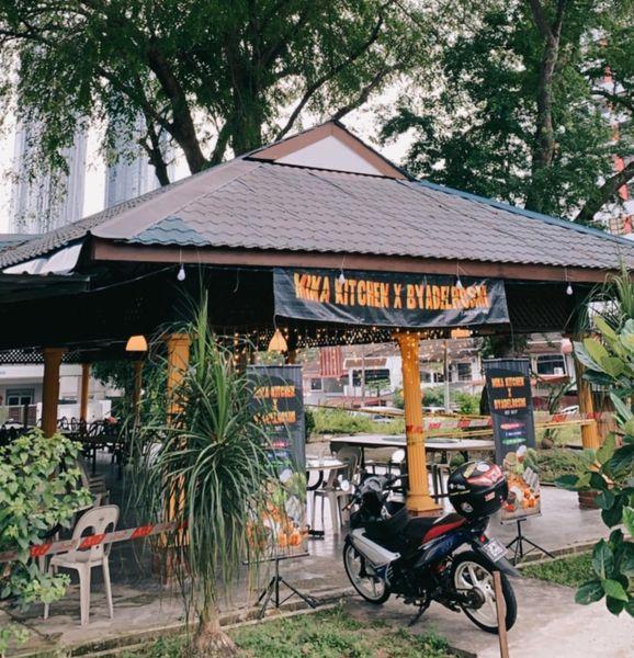 A motorcycle parked in front of a building

Description automatically generated with medium confidence