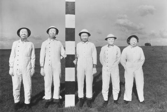 Como estos voluntarios para un ensayo con aerosoles de 1956, otros 21.000 participaron en el programa de guerra química y bacteriológica británico.