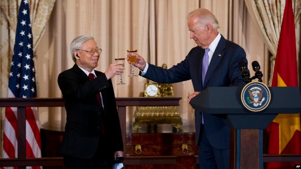Tổng thống Joe Biden khi còn là Phó Tổng thống nâng cốc chúc mừng Tổng Bí Thư Nguyễn Phú Trọng tại Bộ Ngoại giao Mỹ ở Washington ngày 7/7/2015.