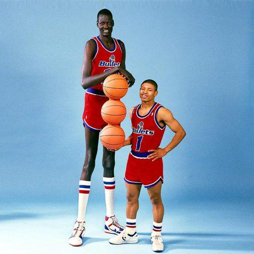 ครั้งหนึ่ง ผู้เล่นที่สูงที่สุดและผู้เล่นที่เตี้ยที่สุดของ NBA เคยเล่นทีมเดียวกัน!