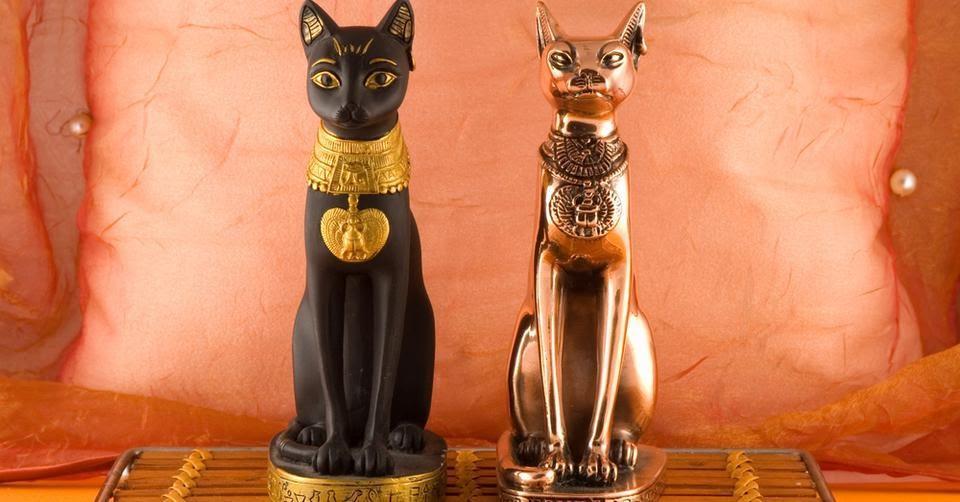 Dos estatuas de gatos del Antiguo Egipto.