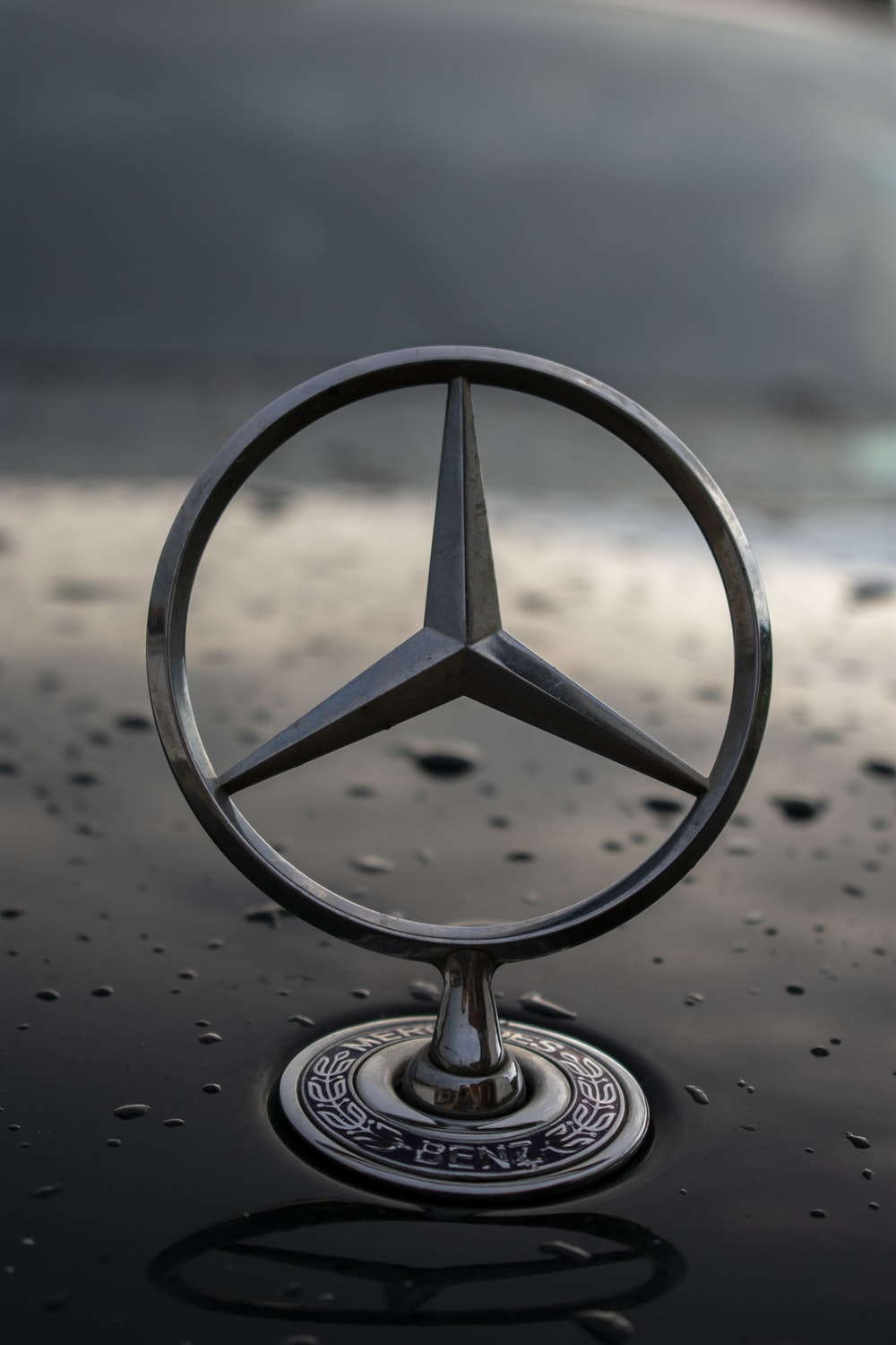 Mercedes-Benz emblem: https://unsplash.com/photos/gs3duh5iqkw