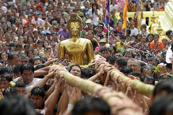 “Lễ hội té nước tỉnh Nong Khai” Người dân tỉnh Nong Khai té nước vào tượng Phật – một nghi lễ thể hiện sự sùng bái trong Lễ hội té nước (Songkan) ở tỉnh Nong Khai của tác giả Mongkolchai Panyatrakul, Thái Lan