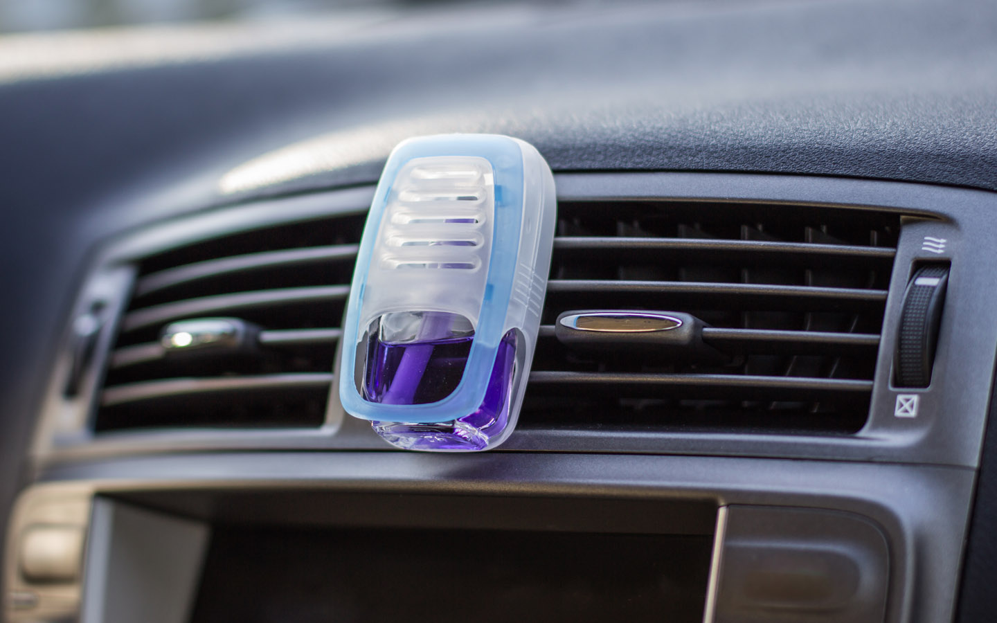 используйте освежители воздуха в машине, если хотите узнать, как избавиться от запаха сигарет в машине