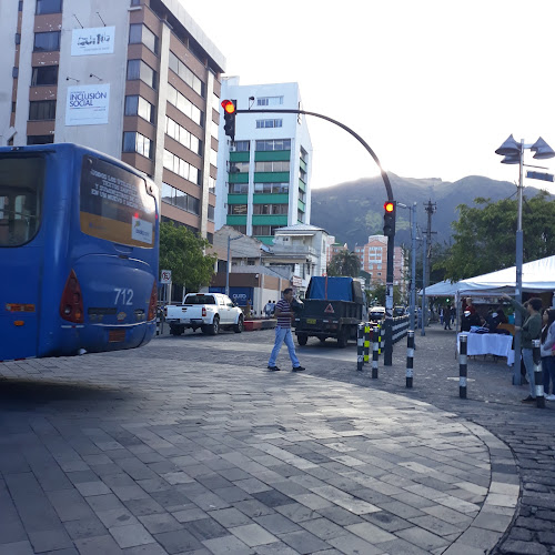 Buseta de transporte Quito - Servicio de mensajería