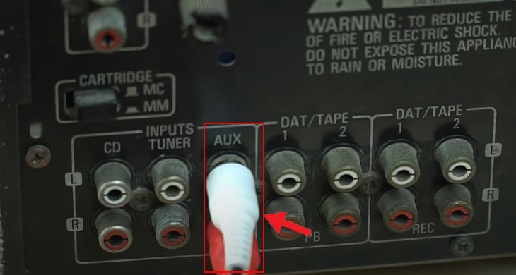  Kết nối dây AV vào cổng AUX (cổng âm thanh) trên amply
