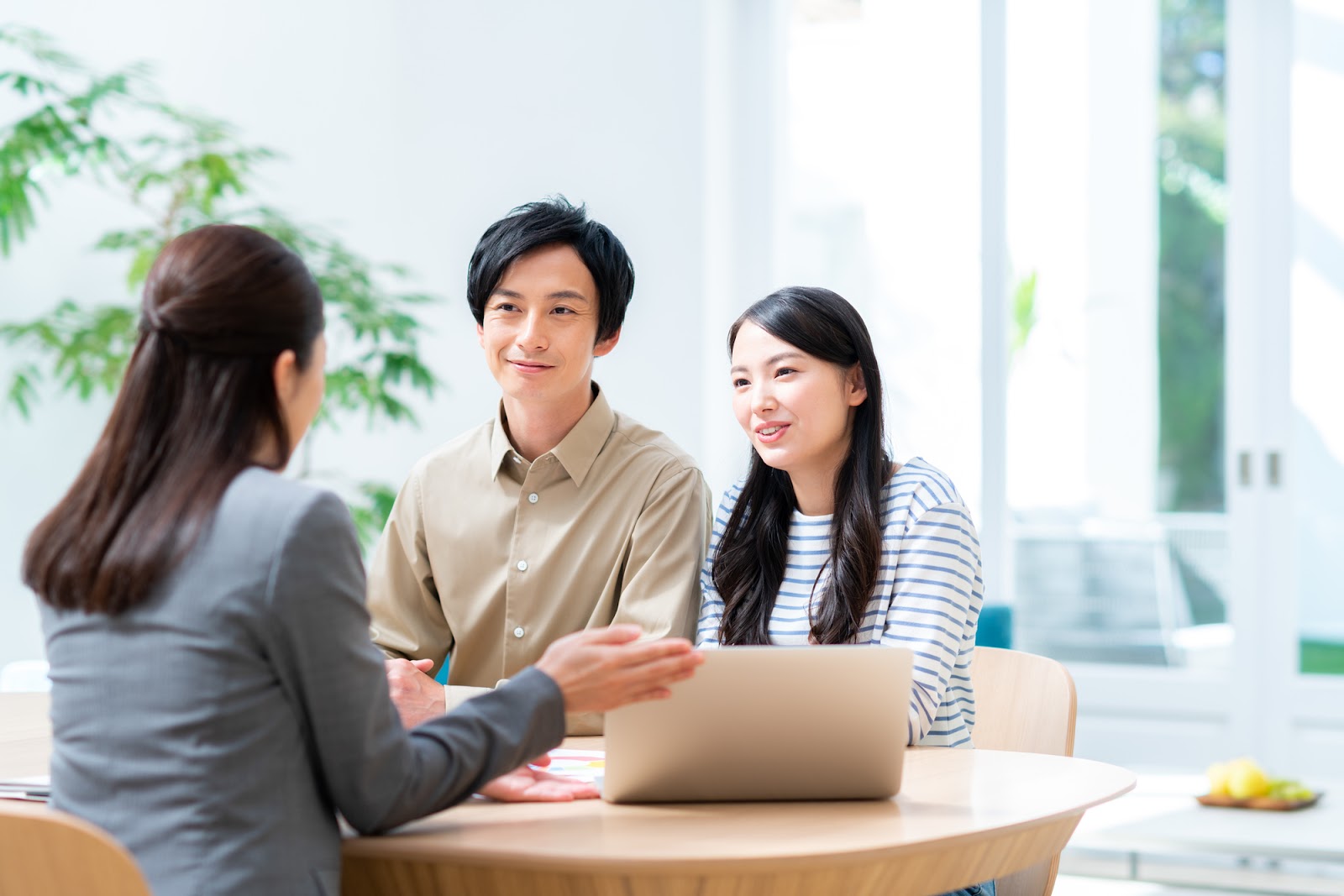 住宅ローンの金利タイプを相談する夫婦