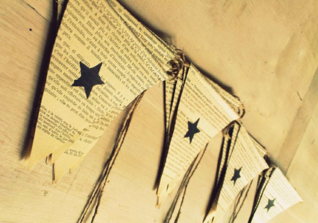 bandeirinhas de Festa Junina com jornal
