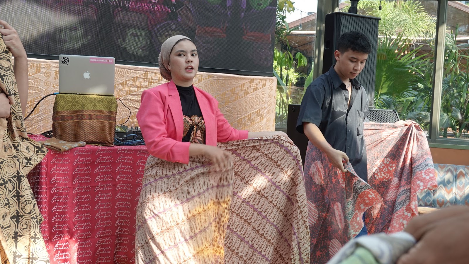 Belajar berkain dengan berbagai gaya bersama Remaja Nusantara di Pesta Wastra. (Foto: Froyonion) 