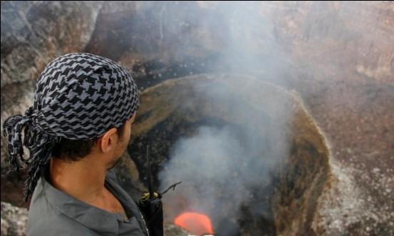 Sam Cossman observa el lago de lava del volcán Masaya. 
