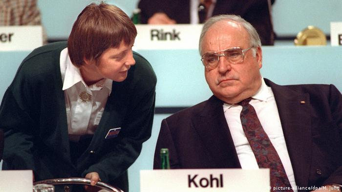 Deutschland Angela Merkel als Bundesfrauenministerin mit damaligem Bundeskanzler Helmut Kohl