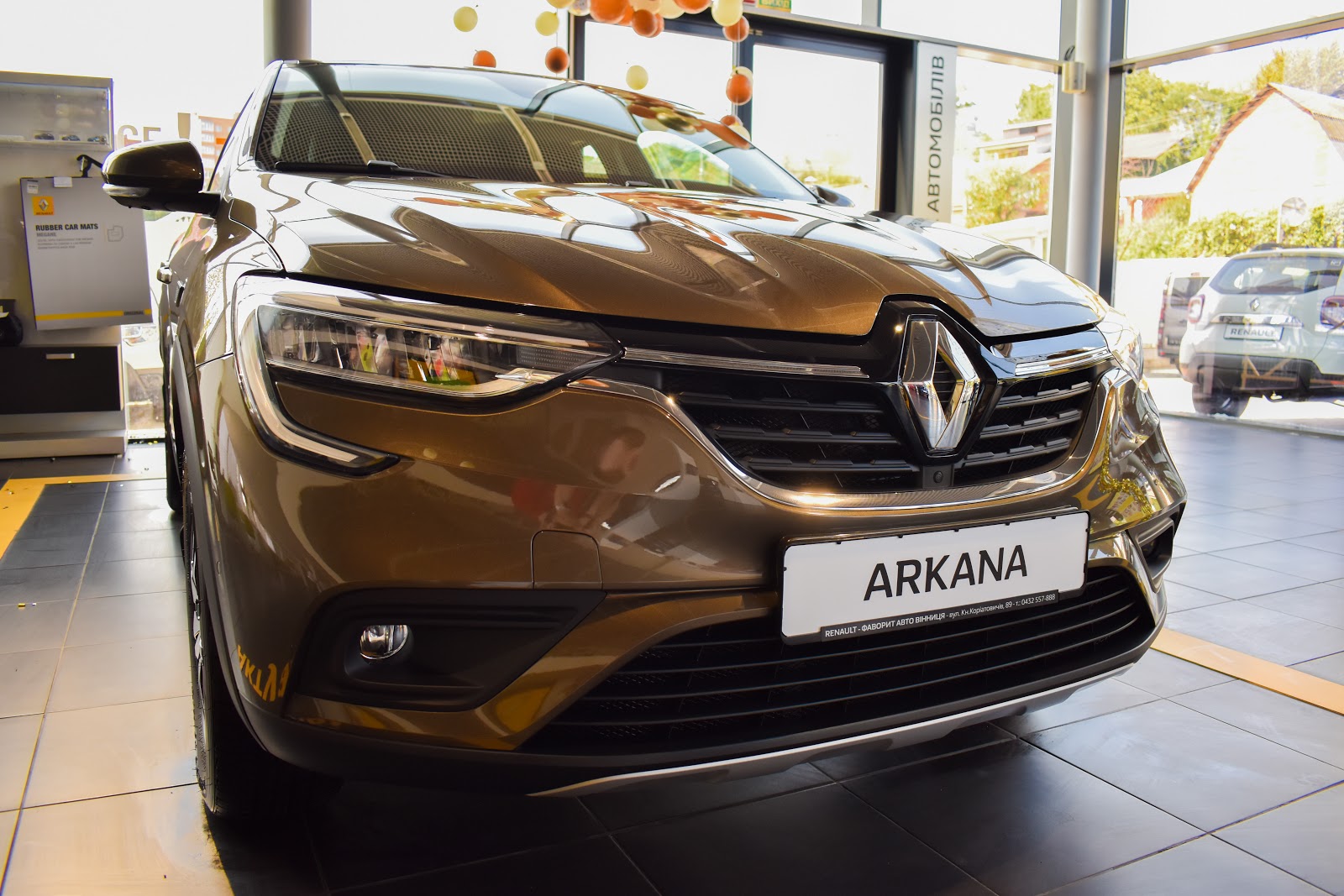 Значок Renault на автомобілі Arkana
