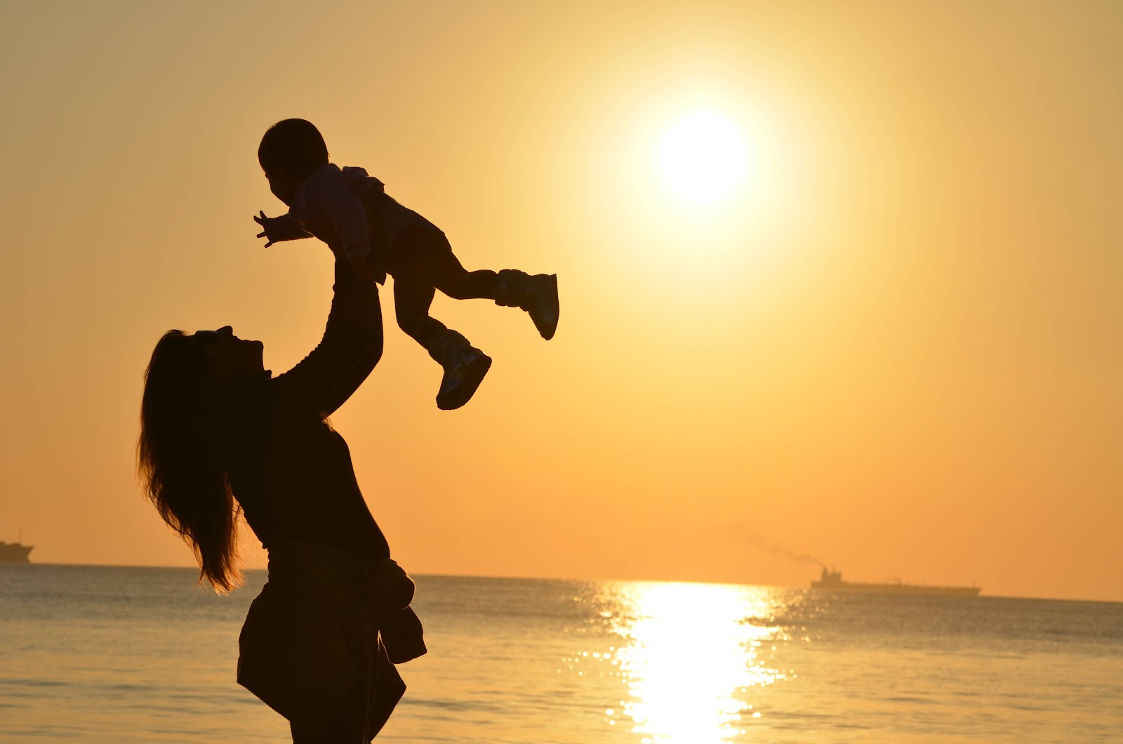 mamma-bambino-tramonto