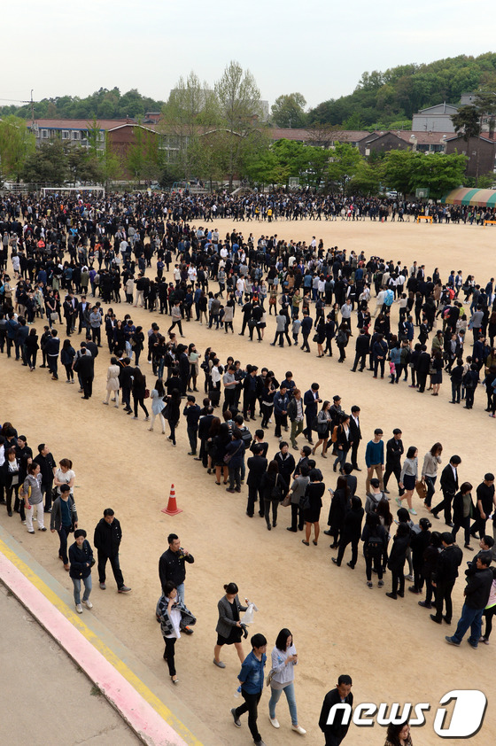 Chìm phà Sewol: Ngày 28/4/2014 - 188 người chết - Thủ tướng Jung Hong Won từ chức - Loang dầu trên biển Jindo