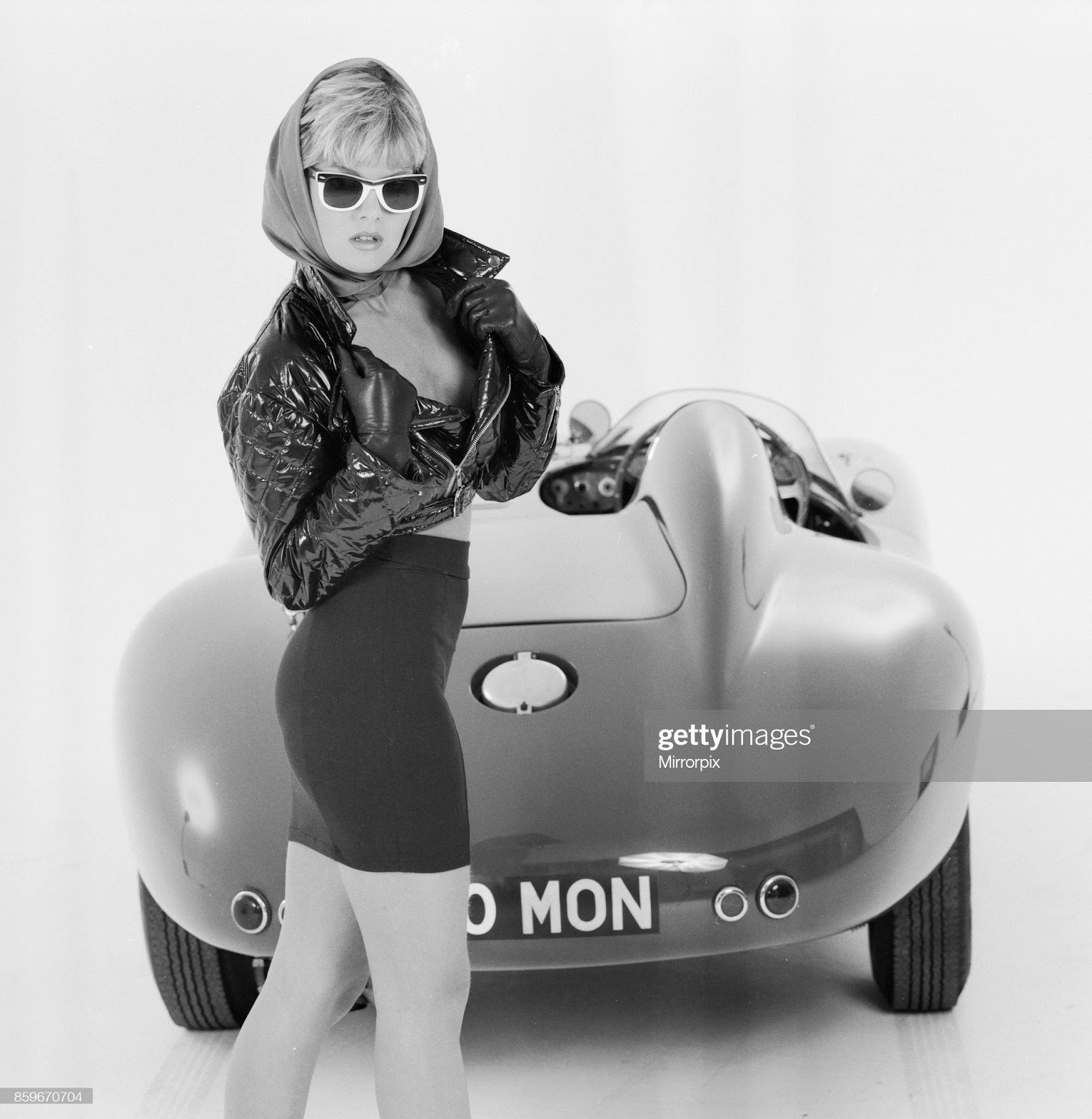 D:\Documenti\posts\posts\Women and motorsport\foto\1988\glamour-model-caroline-delahunty-poses-next-to-a-ferrari-19th-april-picture-id859670704.jpg
