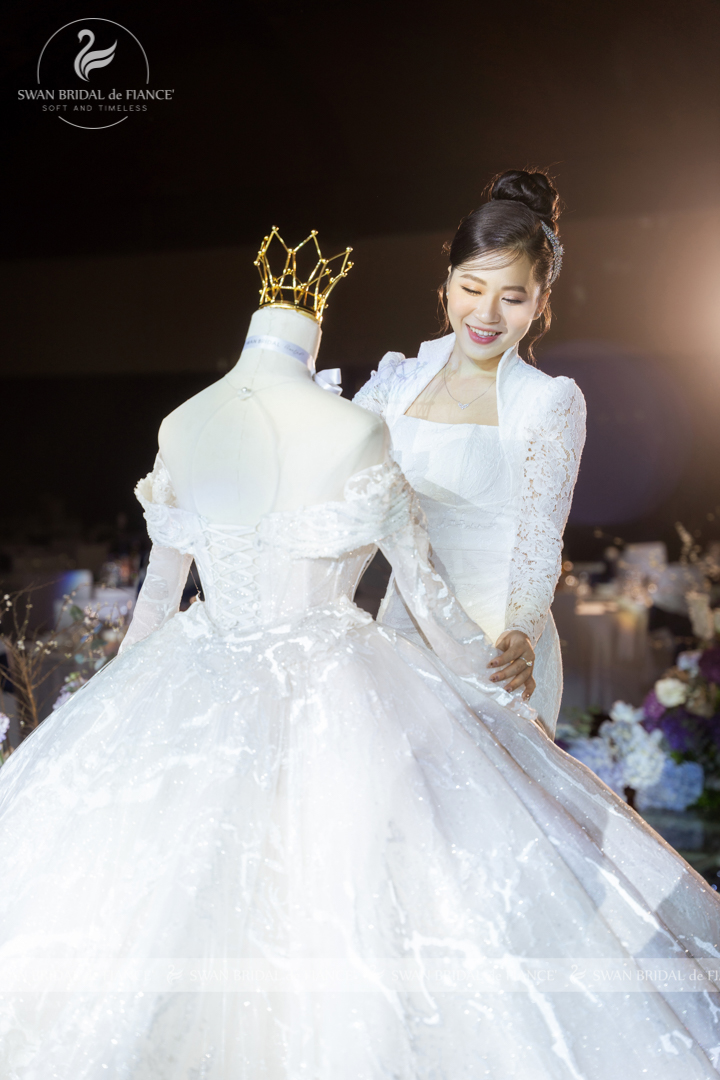 Cô dâu đại sứ Linh Trần và 2 mẫu thiết kế váy riêng