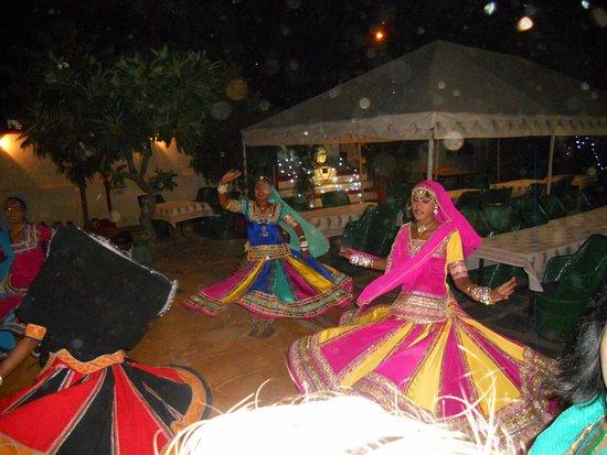 תמונת ריקודי עם של מסעדה הודית ג'איפור