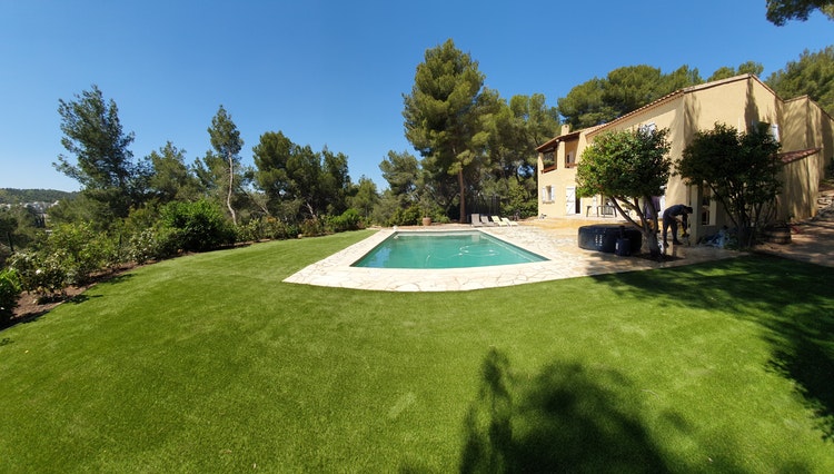 Profitez d'une piscine et d'un grand jardin à 40 minutes de Marseille 