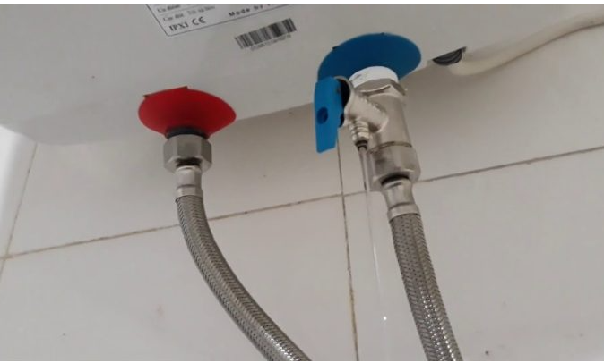 Bình nước nóng rò nước