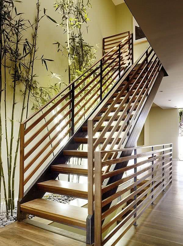 Escada reta e simples com degraus de madeira e estrutura de ferro.