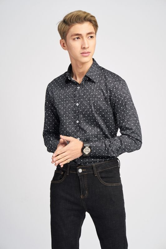 Sơ mi đen chấm bi trắng cùng quần jean