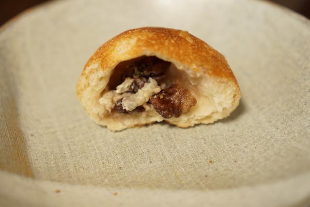 食べ物, 室内, 座っている, テーブル が含まれている画像

自動的に生成された説明