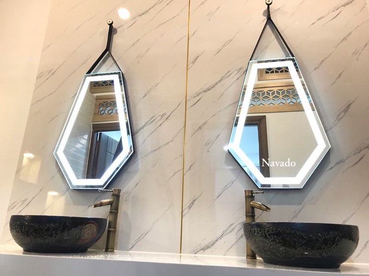 Gương treo tường hình lục giác sở hữu thiết kế độc đáo giúp không gian thêm phần ấn tượng