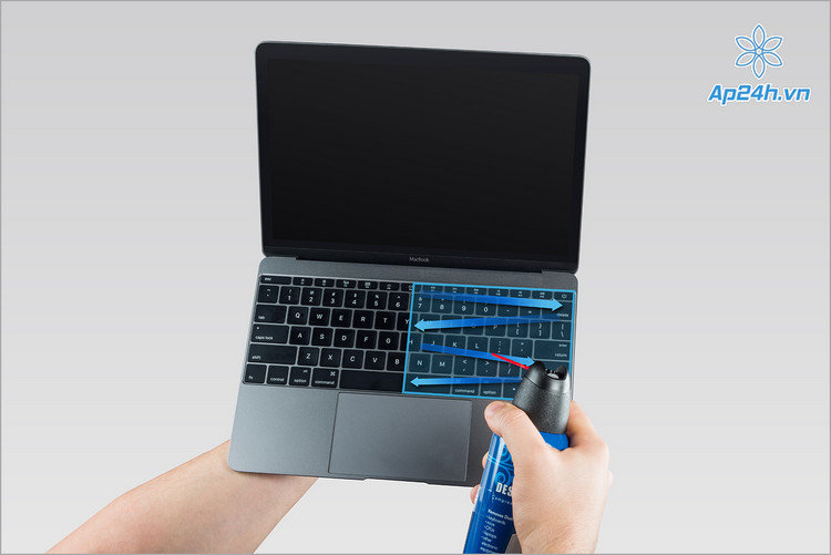 Sử dụng bình xịt khí nén vệ sinh bàn phím MacBook