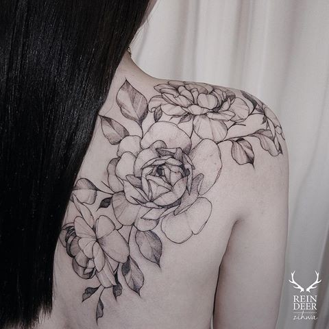 ลายสักเส้นสวยหัวไหล่