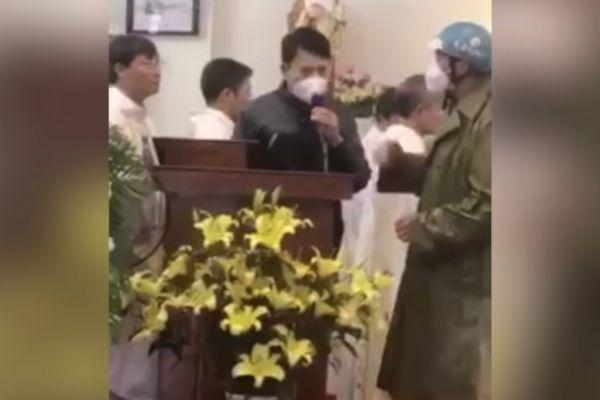 Ông Phạm Hồng Đức (ngoài cùng bên phải), và ông Phạm Văn Chiến (người cầm microphone) đang yêu cầu giải tán thánh lễ vào ngày 20/2/2022. Nguồn: Amen TV.