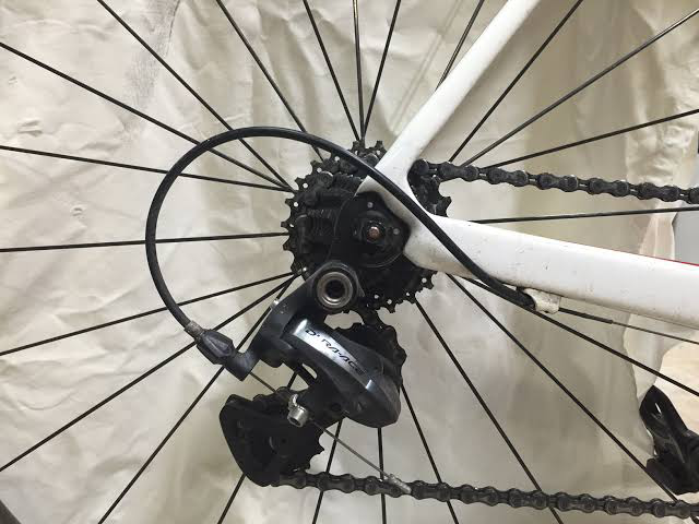 When adjusting the screws of the derailleur, shift through the gears of the bike and make sure that the tension is suitable.