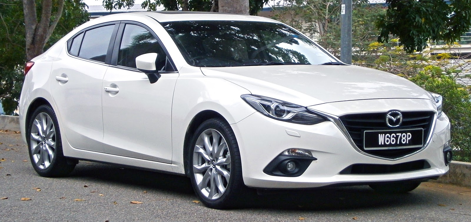 2014_Mazda_3_Sedan_(BM)_2.0_SkyActiv_(CBU)_4-door_sedan_(19711323581).jpg