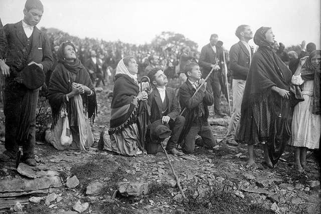 Crowds looking at the Miracle of the Sun, occurring during the Our Lady of Fatima apparitions. Credit: Public Domain.