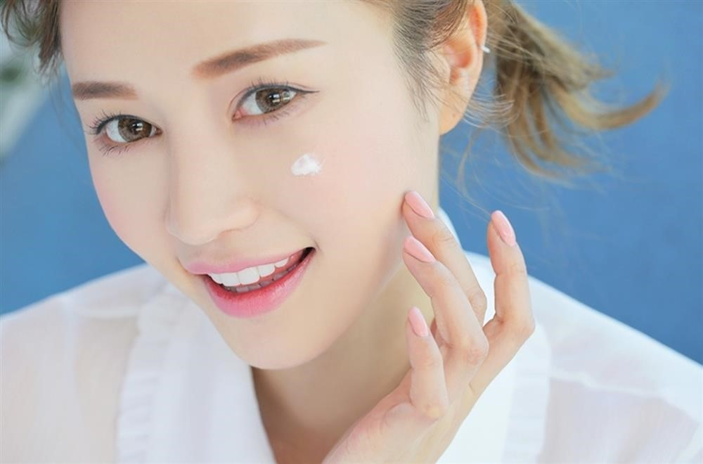 Sử dụng kem chống nắng hàng ngày ngay cả khi ở nhà sẽ giúp bảo vệ da tốt hơn