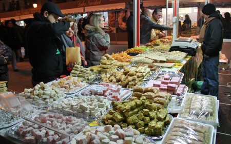 Dulces árabes en mercadillo Navidad de la plaza Opera de Madrid