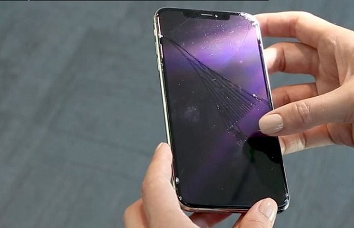 Mặt kính vỡ ảnh hưởng tới thẩm mỹ và hiệu năng sử dụng của iPhone Xs Max Mặt kính vỡ ảnh hưởng tới thẩm mỹ và hiệu năng sử dụng của iPhone Xs Max