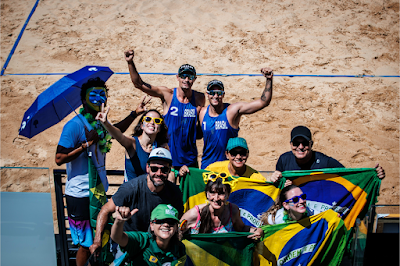 Torcida brasileira comemora com André e Geoge (foto: Divulgação/FIVB)