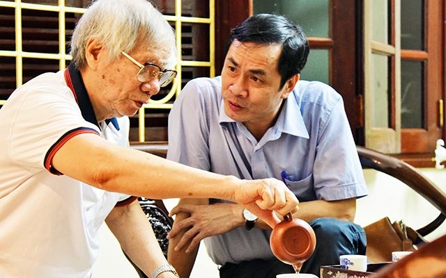 Nhà văn Hoàng Quốc Hải (trái) trò chuyện với tác giả Hữu Việt