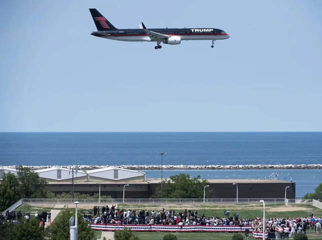 Choáng ngợp ‘lâu đài bay’ 100 triệu USD ông Donald Trump vừa tân trang - Ảnh 3.