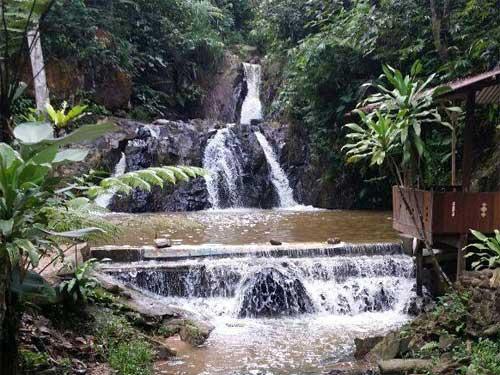 Pemandangan air terjun Kemensah