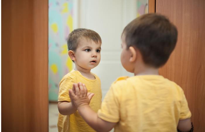 Resultado de imagen de imagen niño mirando el espejo