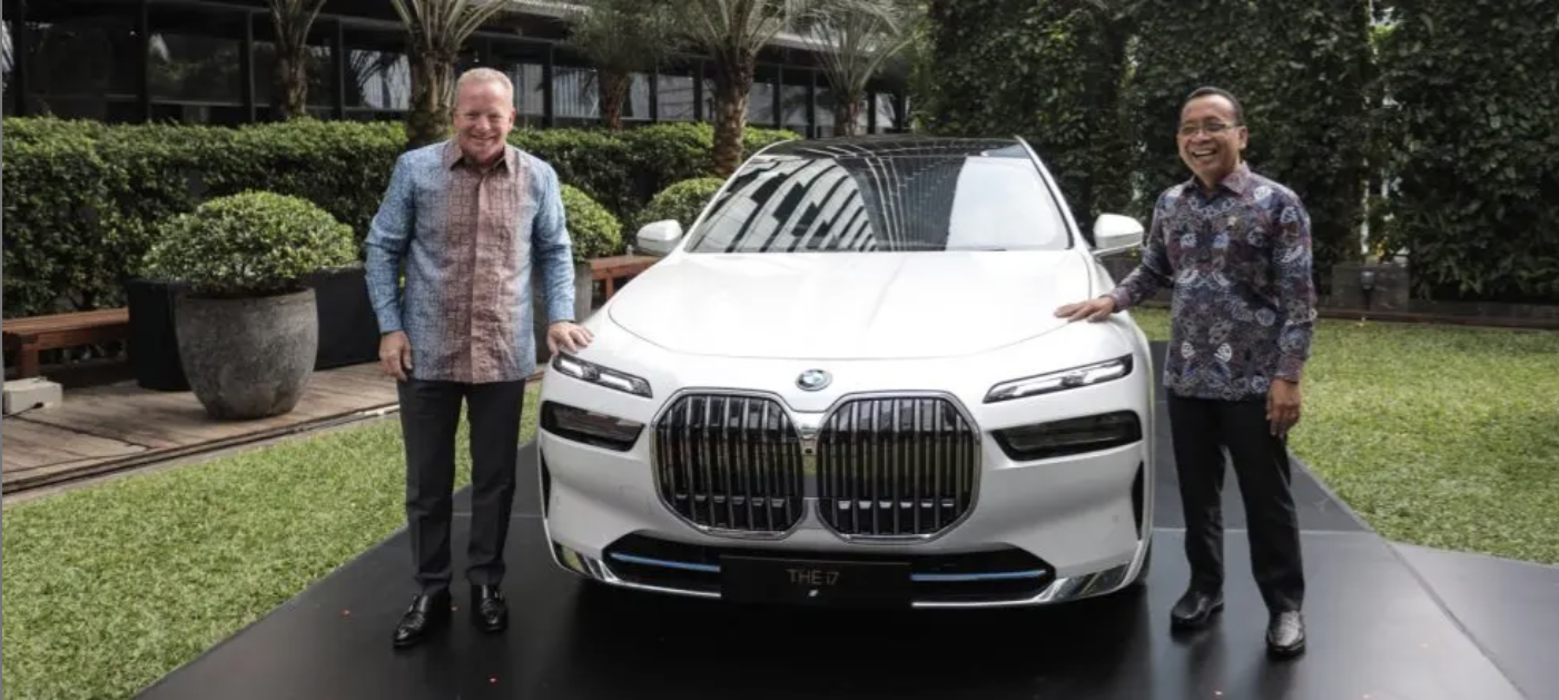 Ilustrasi Serah Terima BMW i7 xDrive60 Gran Lusso oleh Jean-Philippe Parain (Wakil Presiden Senior Wilayah Penjualan Asia-Pasifik, Eropa Timur, Timur Tengah, dan Afrika BMW) dan Bapak Pratikno (Menteri Sekretaris Negara Republik Indonesia)