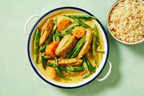 Balanced Malaysian Chicken Curry with Green Beans and Brown Rice
