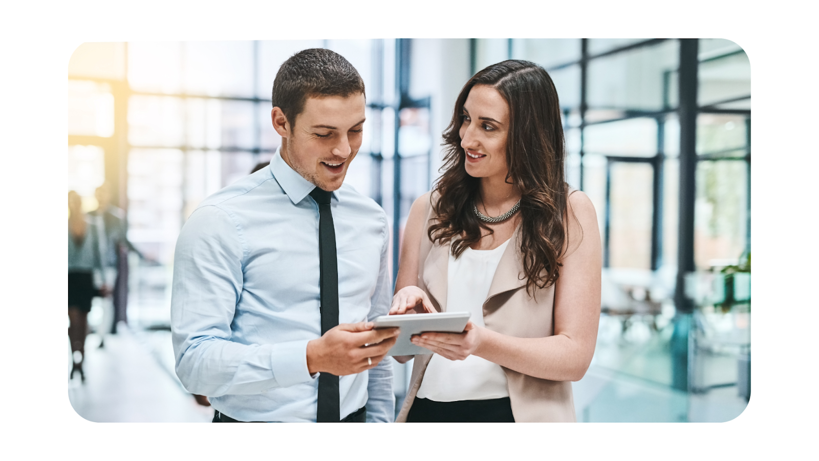 Equipo de trabajo analizando encuestas de clientes con inteligencia artificial 