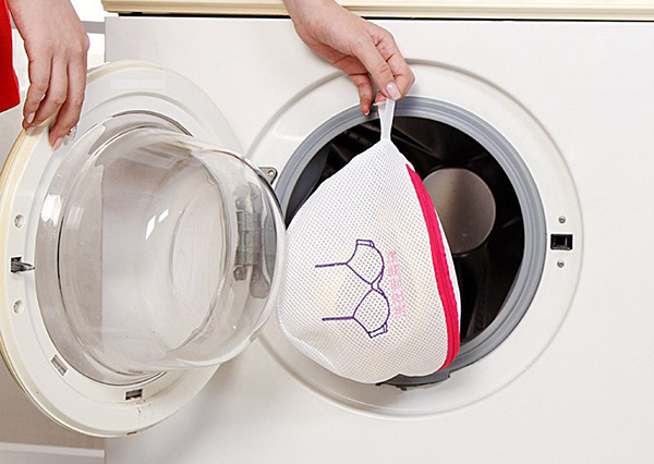 Bỏ quần lót vào túi giặt để bảo vệ trước khi để vào giặt máy.