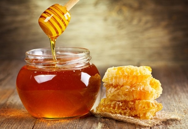 Cách tẩy môi thâm bằng mật ong