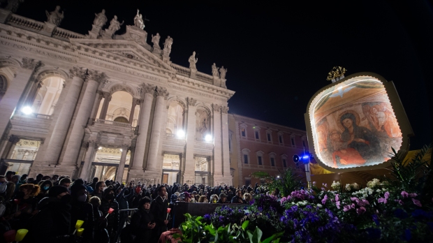 Những hình ảnh rất đẹp của cuộc hành hương về đêm vì hòa bình của Roma
