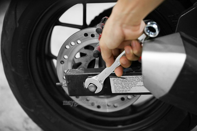 Momen sinh ra do lực tác động của người thợ lên cờ lê